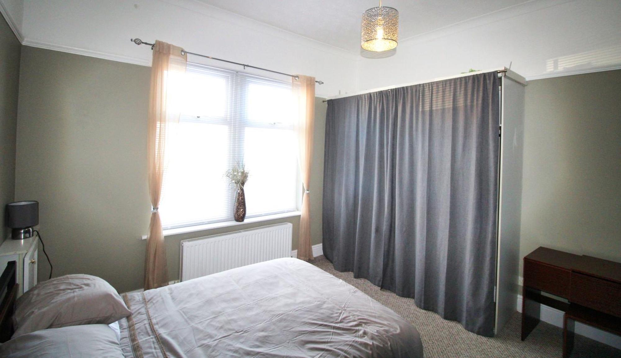 - Shirley - - Sleeps 8 - 3 Large Beds - Sofa Bed - Beautifully Refurbished - Very Large Enclosed Gardens - Off Street Parking - Fast Wifi Сasa de vacaciones Birmingam