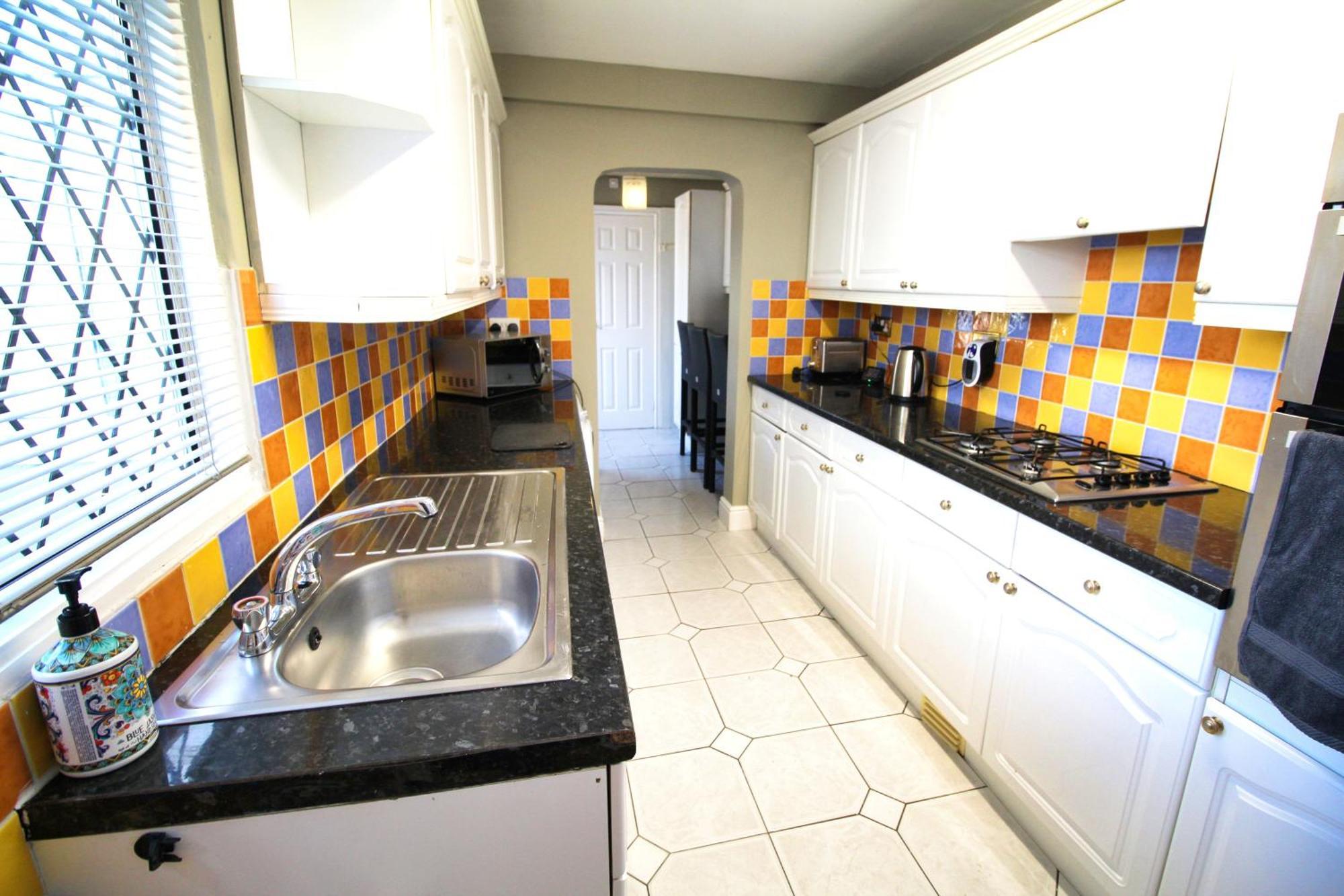 - Shirley - - Sleeps 8 - 3 Large Beds - Sofa Bed - Beautifully Refurbished - Very Large Enclosed Gardens - Off Street Parking - Fast Wifi Birmingam