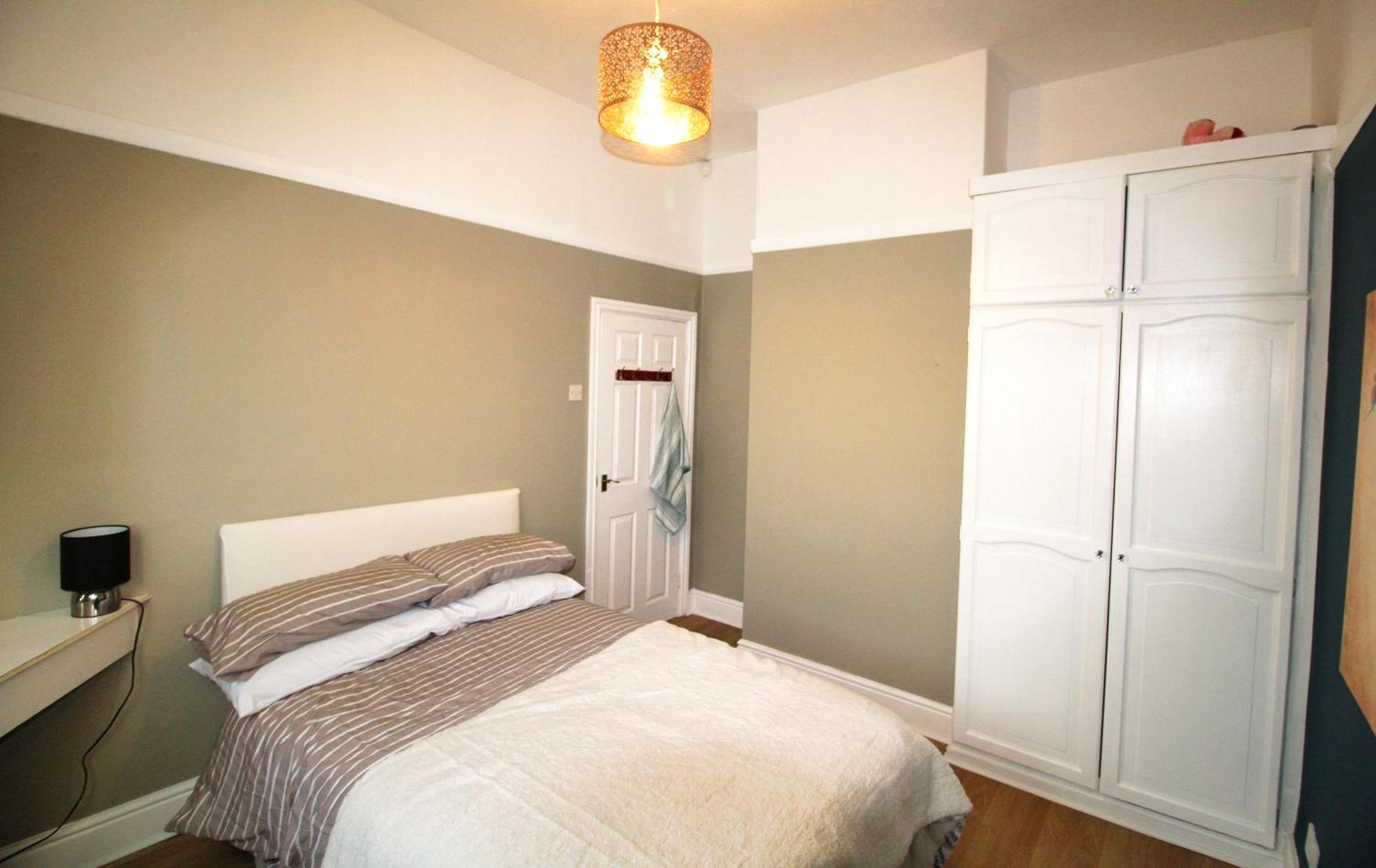 Сasa de vacaciones - Shirley - - Sleeps 8 - 3 Large Beds - Sofa Bed - Beautifully Refurbished - Very Large Enclosed Gardens - Off Street Parking - Fast Wifi *