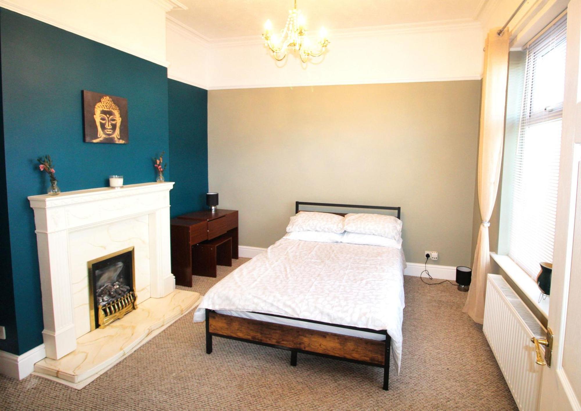 - Shirley - - Sleeps 8 - 3 Large Beds - Sofa Bed - Beautifully Refurbished - Very Large Enclosed Gardens - Off Street Parking - Fast Wifi * Birmingam