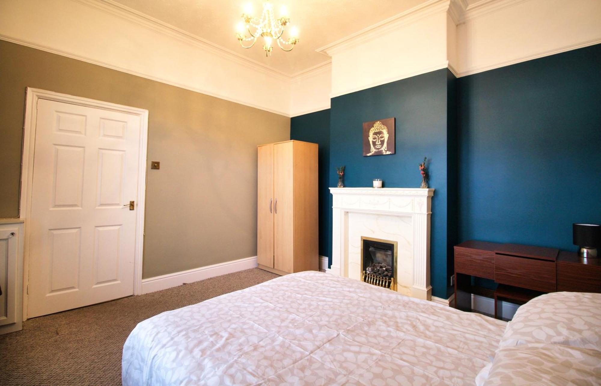 - Shirley - - Sleeps 8 - 3 Large Beds - Sofa Bed - Beautifully Refurbished - Very Large Enclosed Gardens - Off Street Parking - Fast Wifi Birmingam