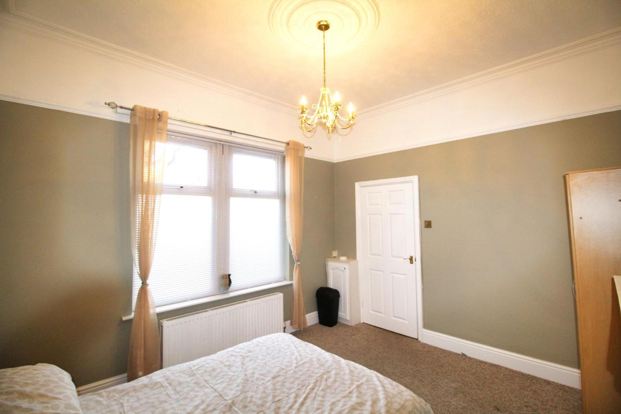 - Shirley - - Sleeps 8 - 3 Large Beds - Sofa Bed - Beautifully Refurbished - Very Large Enclosed Gardens - Off Street Parking - Fast Wifi * Birmingam
