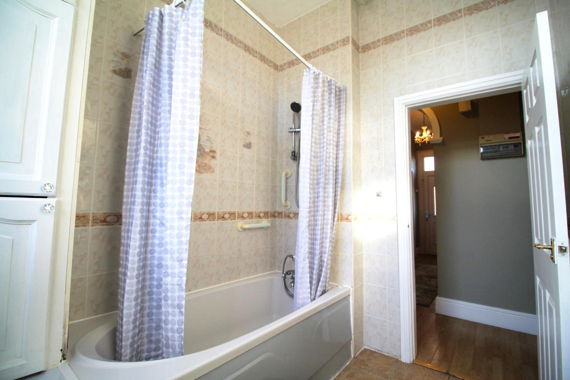 Сasa de vacaciones - Shirley - - Sleeps 8 - 3 Large Beds - Sofa Bed - Beautifully Refurbished - Very Large Enclosed Gardens - Off Street Parking - Fast Wifi Birmingam