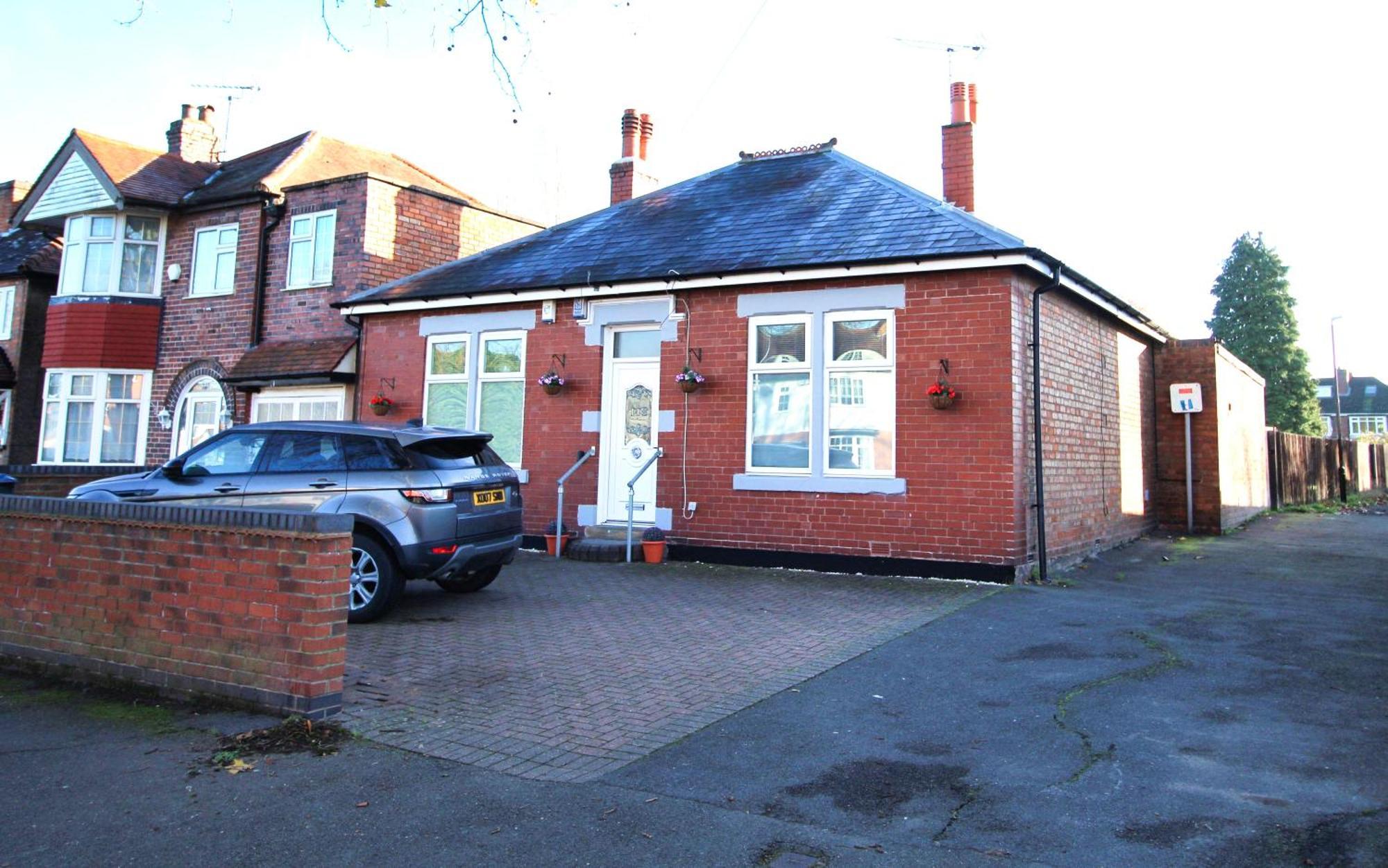 - Shirley - - Sleeps 8 - 3 Large Beds - Sofa Bed - Beautifully Refurbished - Very Large Enclosed Gardens - Off Street Parking - Fast Wifi Birmingam