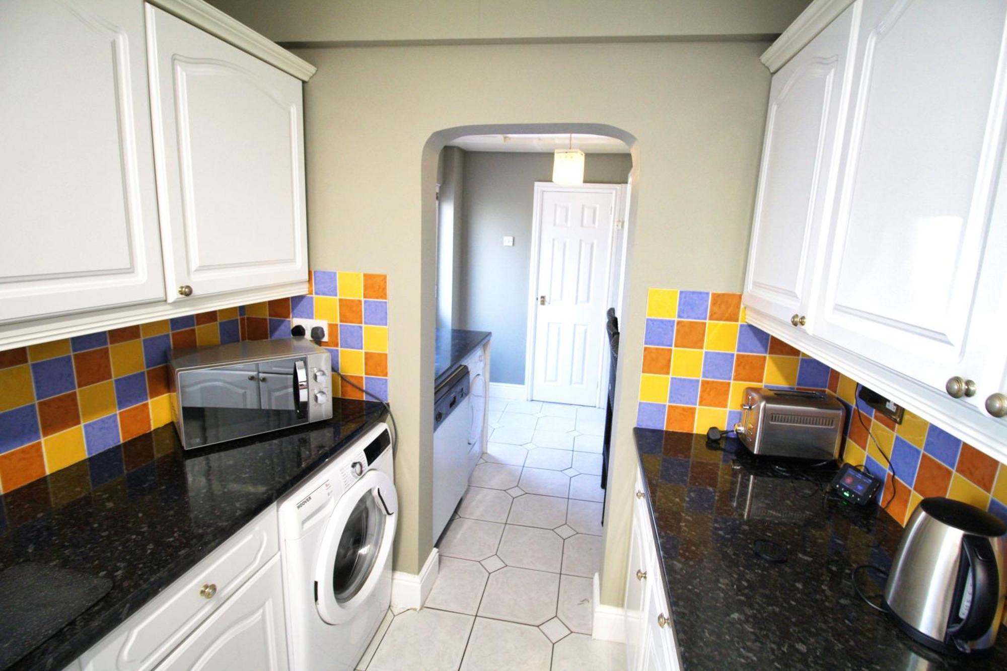 - Shirley - - Sleeps 8 - 3 Large Beds - Sofa Bed - Beautifully Refurbished - Very Large Enclosed Gardens - Off Street Parking - Fast Wifi * Birmingam