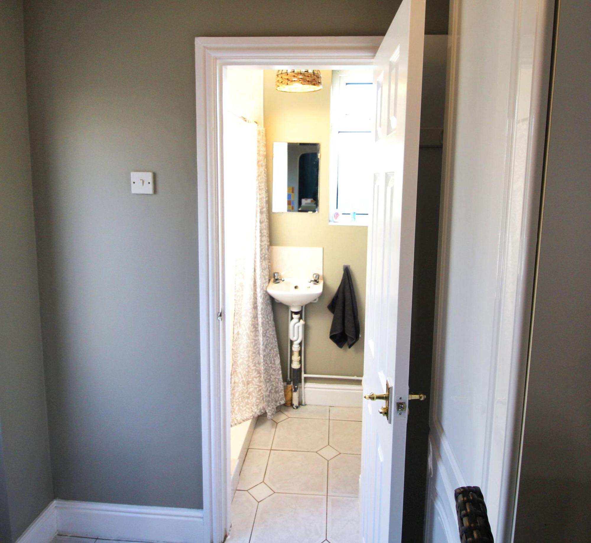 - Shirley - - Sleeps 8 - 3 Large Beds - Sofa Bed - Beautifully Refurbished - Very Large Enclosed Gardens - Off Street Parking - Fast Wifi * Birmingam