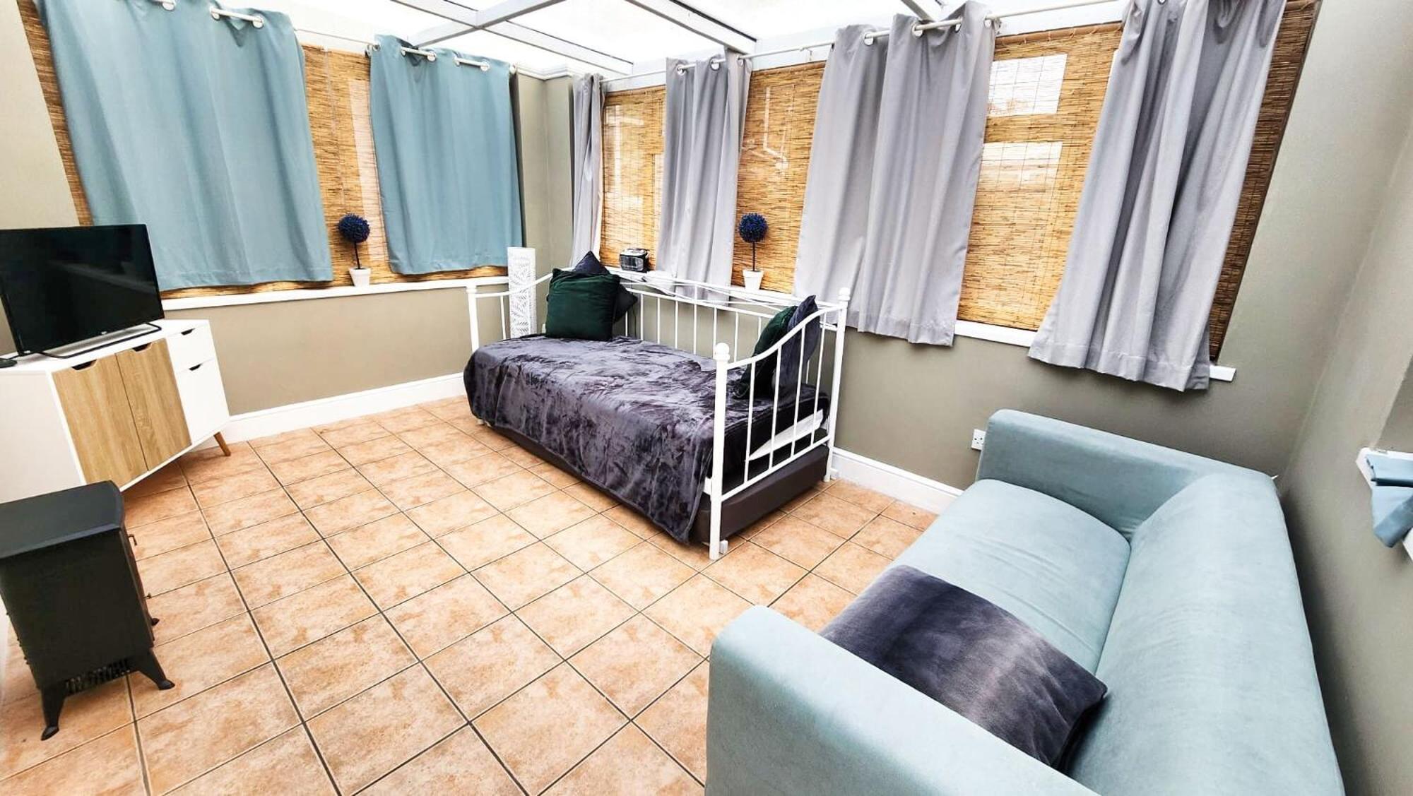 - Shirley - - Sleeps 8 - 3 Large Beds - Sofa Bed - Beautifully Refurbished - Very Large Enclosed Gardens - Off Street Parking - Fast Wifi Сasa de vacaciones Birmingam