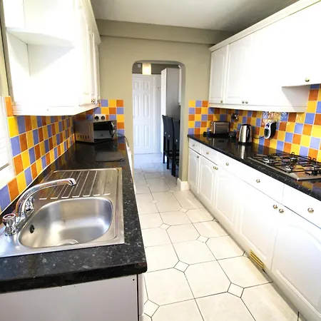 Birmingham - Shirley - Bungalow - Sleeps 8 - 3 Large Beds - Plus Sofa Bed - Beautifully Refurbished - Very Large Enclosed Gardens - Off Street Parking - Fast Wifi Exterior photo