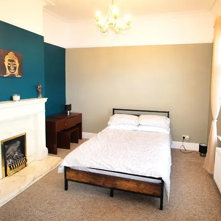 Birmingham - Shirley - Bungalow - Sleeps 8 - 3 Large Beds - Plus Sofa Bed - Beautifully Refurbished - Very Large Enclosed Gardens - Off Street Parking - Fast Wifi Exterior photo