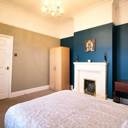 Birmingham - Shirley - Bungalow - Sleeps 8 - 3 Large Beds - Plus Sofa Bed - Beautifully Refurbished - Very Large Enclosed Gardens - Off Street Parking - Fast Wifi Exterior photo