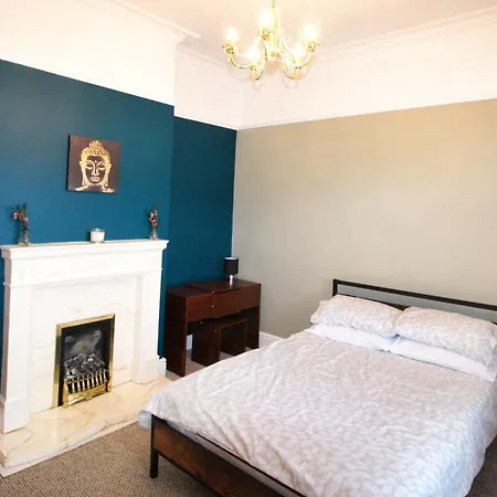 Birmingham - Shirley - Bungalow - Sleeps 8 - 3 Large Beds - Plus Sofa Bed - Beautifully Refurbished - Very Large Enclosed Gardens - Off Street Parking - Fast Wifi Exterior photo