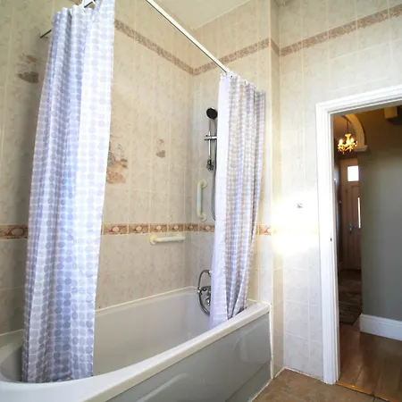 Birmingham - Shirley - Bungalow - Sleeps 8 - 3 Large Beds - Plus Sofa Bed - Beautifully Refurbished - Very Large Enclosed Gardens - Off Street Parking - Fast Wifi Exterior photo