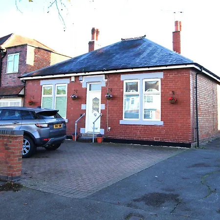 Birmingham - Shirley - Bungalow - Sleeps 8 - 3 Large Beds - Plus Sofa Bed - Beautifully Refurbished - Very Large Enclosed Gardens - Off Street Parking - Fast Wifi Exterior photo