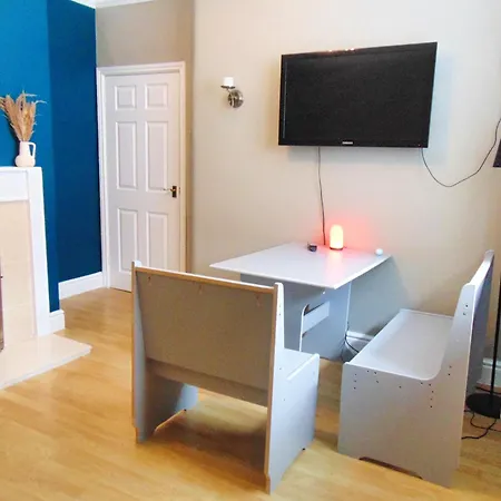 Birmingham - Shirley - Bungalow - Sleeps 8 - 3 Large Beds - Plus Sofa Bed - Beautifully Refurbished - Very Large Enclosed Gardens - Off Street Parking - Fast Wifi Exterior photo