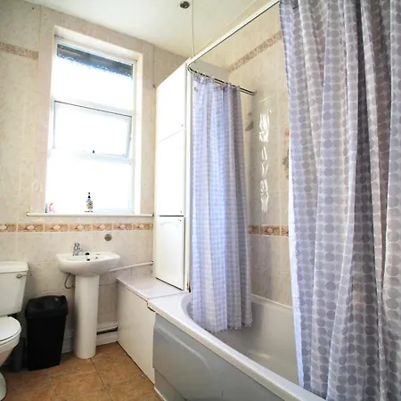 Birmingham - Shirley - Bungalow - Sleeps 8 - 3 Large Beds - Plus Sofa Bed - Beautifully Refurbished - Very Large Enclosed Gardens - Off Street Parking - Fast Wifi Exterior photo
