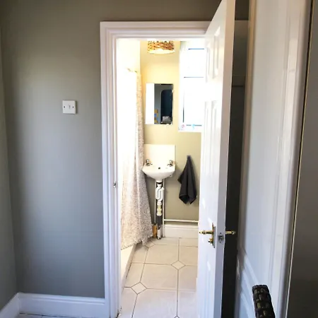 Birmingham - Shirley - Bungalow - Sleeps 8 - 3 Large Beds - Plus Sofa Bed - Beautifully Refurbished - Very Large Enclosed Gardens - Off Street Parking - Fast Wifi Exterior photo