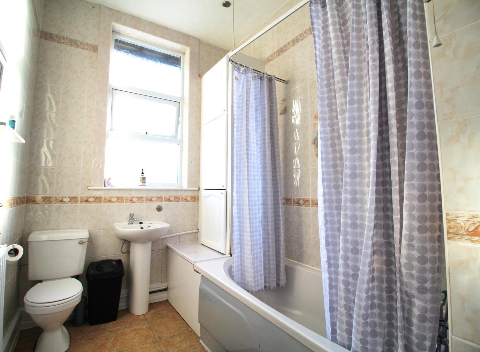Hébergement de vacances - Shirley - - Sleeps 8 - 3 Large Beds - Sofa Bed - Beautifully Refurbished - Very Large Enclosed Gardens - Off Street Parking - Fast Wifi Birmingham