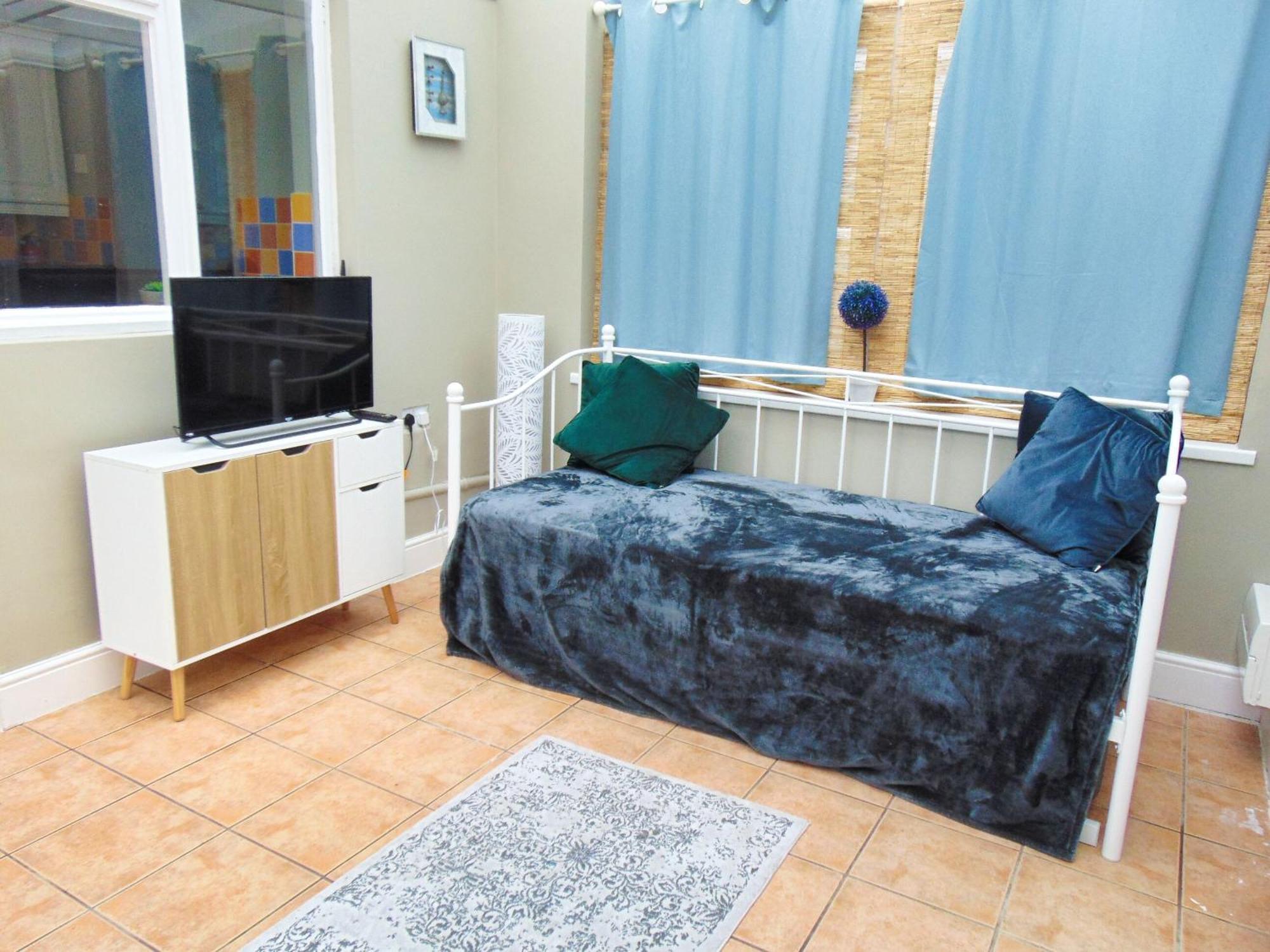 - Shirley - - Sleeps 8 - 3 Large Beds - Sofa Bed - Beautifully Refurbished - Very Large Enclosed Gardens - Off Street Parking - Fast Wifi Hébergement de vacances *