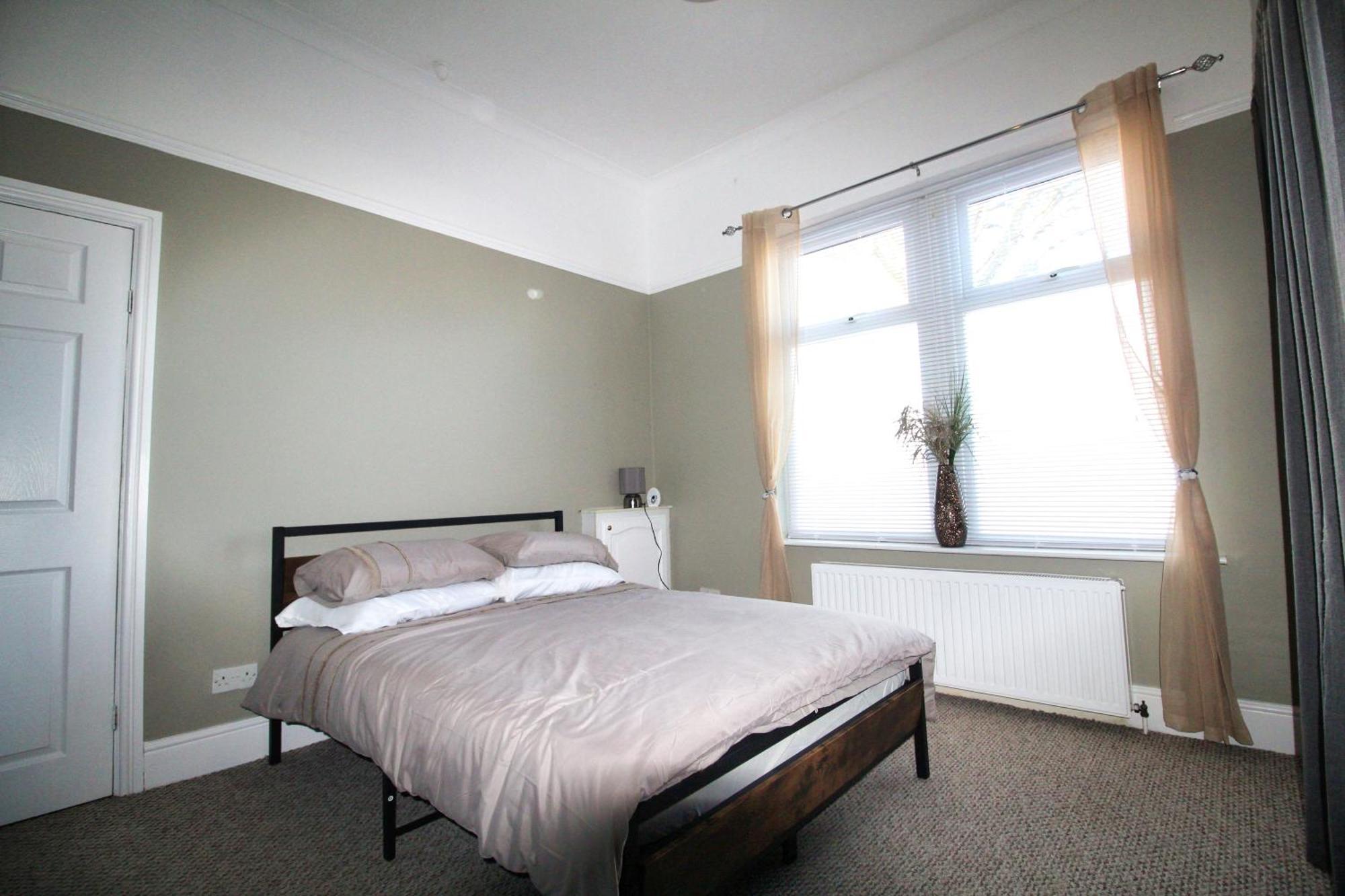 - Shirley - - Sleeps 8 - 3 Large Beds - Sofa Bed - Beautifully Refurbished - Very Large Enclosed Gardens - Off Street Parking - Fast Wifi Hébergement de vacances *