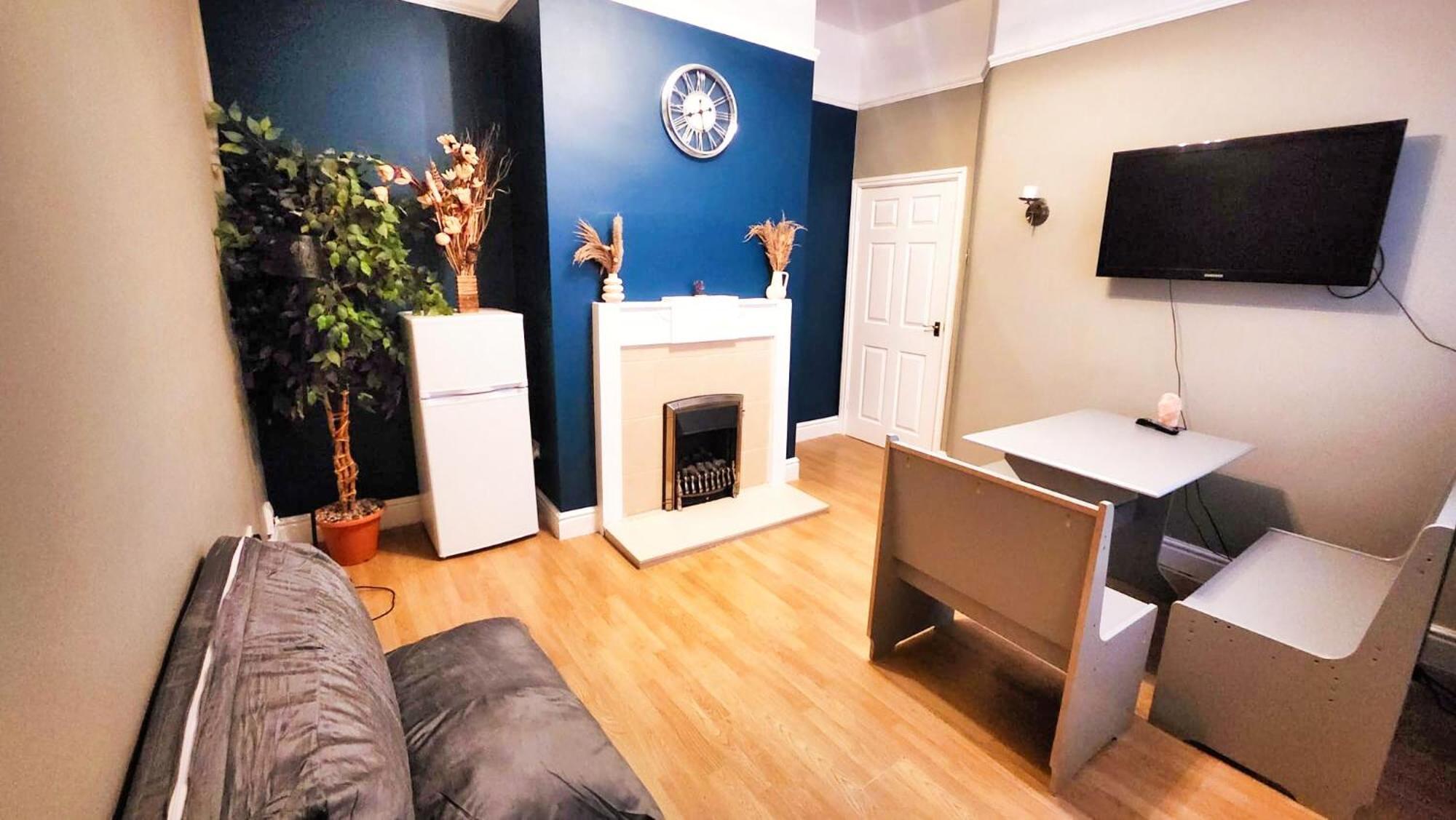 Hébergement de vacances - Shirley - - Sleeps 8 - 3 Large Beds - Sofa Bed - Beautifully Refurbished - Very Large Enclosed Gardens - Off Street Parking - Fast Wifi