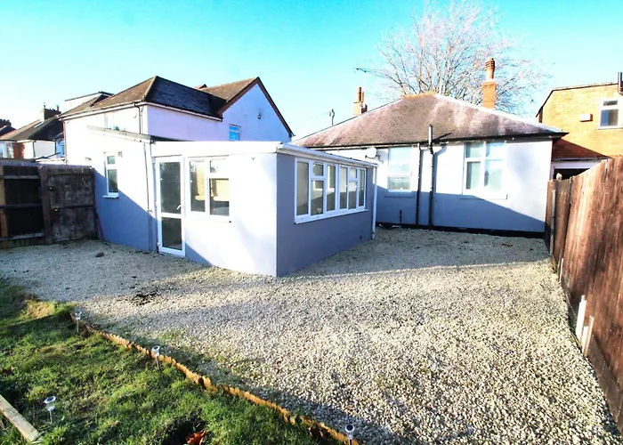 Birmingham - Shirley - Bungalow - Sleeps 8 - 3 Large Beds - Plus Sofa Bed - Beautifully Refurbished - Very Large Enclosed Gardens - Off Street Parking - Fast Wifi