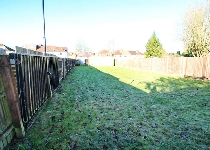 Birmingham - Shirley - Bungalow - Sleeps 8 - 3 Large Beds - Plus Sofa Bed - Beautifully Refurbished - Very Large Enclosed Gardens - Off Street Parking - Fast Wifi