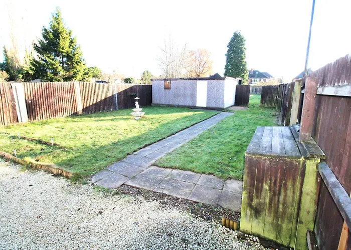 Birmingham - Shirley - Bungalow - Sleeps 8 - 3 Large Beds - Plus Sofa Bed - Beautifully Refurbished - Very Large Enclosed Gardens - Off Street Parking - Fast Wifi