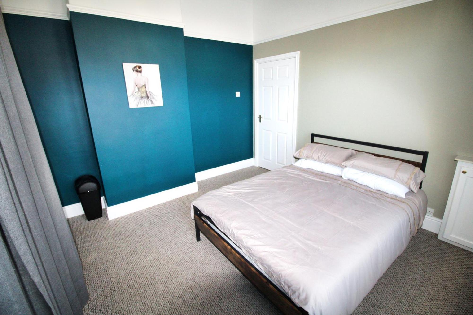- Shirley - - Sleeps 8 - 3 Large Beds - Sofa Bed - Beautifully Refurbished - Very Large Enclosed Gardens - Off Street Parking - Fast Wifi Holiday home Birmingham